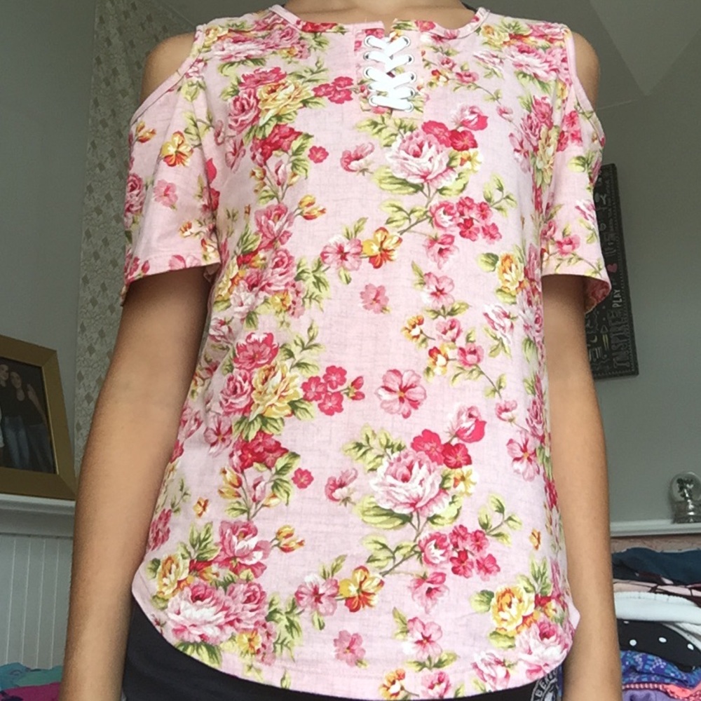 Cold shoulder tee